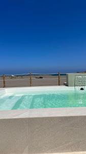 NautlaBoca de agua Villas的一座蓝天背景的游泳池