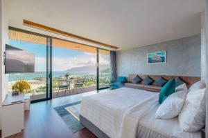芽庄Ocean Front Villa Nha Trang的一间卧室设有一张大床,享有海景