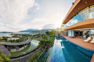 芽庄Ocean Front Villa Nha Trang的享有带游泳池的建筑景致