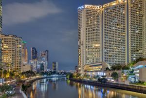 马尼拉Queen Suite with City View at Acqua Private Residences的城市中一条有高楼房的河流