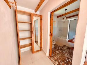 圣佩德罗拉拉古纳Sababa Resort的带淋浴和卫生间的浴室。