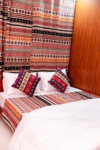河江AmberSun Travel & Tours的一张床上的枕头