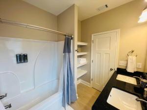 奥古斯塔Luxury 4 Bedroom Home and private deck by MCG 6的带淋浴、盥洗盆和浴缸的浴室