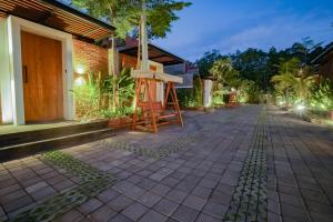 金巴兰Villa Bulan Bali的一座房子的空庭院,有木门