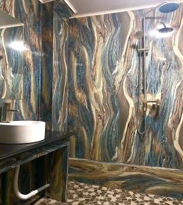 河江AmberSun Travel & Tours的一间带水槽和木墙的浴室