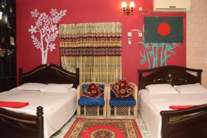 斯里曼加尔乌帕齐拉Green Leaf Guest House ColIege Road Sreemongal的红色墙壁客房的两张床