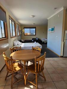 科夫斯港滨海湾汽车旅馆 的配有桌椅和床的房间
