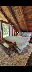 DiwanEden Escape的一间卧室设有一张大床和木制天花板