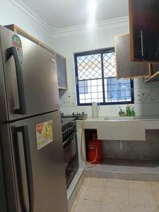 蒙巴萨Mombasa , Kenya 2 bedroom Master Ensuite的厨房配有不锈钢冰箱和水槽