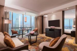 长沙长沙君悦酒店的酒店客房设有一个带电视的起居区。