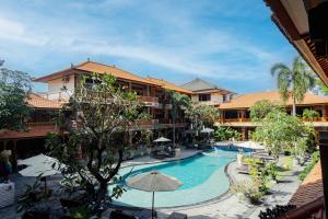 库塔库塔巴厘岛温纳别墅假日酒店的享有酒店游泳池的景色