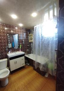 ArgavandGuest House Ed&Er的浴室配有卫生间、盥洗盆和淋浴。