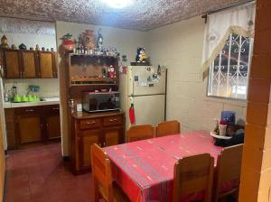 阿马蒂特兰comfortable and spacious house with garage的厨房配有桌子和冰箱
