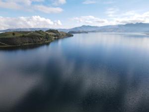 阿基塔尼亚Madervillhospedaje的一大片水体的空中景观