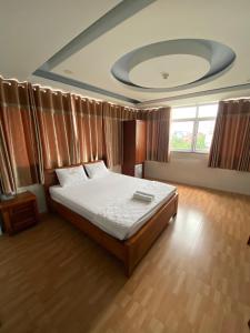 胡志明市Thanh Bình 2 Hotel的一间卧室,卧室内配有一张大床