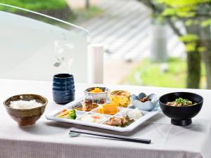 千叶三井花园的桌上一盘食物,放着碗