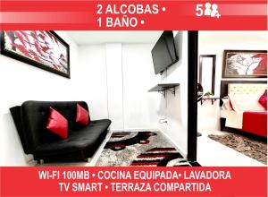 麦德林Edificio Victory Medellin - Apartamentos Acogedores y Equipados 100MB Wi-Fi, Central & Terraza Compartida的客厅的海报,配有黑色沙发和红色枕头