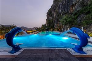 宁平Athena Premier Resort Ninh Bình的度假村的游泳池,海水