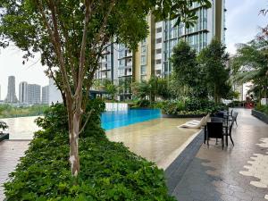 努沙再也Elysia Park Residence Medini Homestay Legoland Gleneagles Johor的一座建筑物中央的游泳池