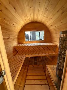 Itoshimaitotoi 糸島的小型木制桑拿房,里面设有窗户