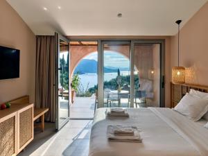 帕尔加ISAVORIA ECO CHIC RESORT的一间带大床的卧室,享有海景
