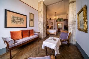 比萨皇家维多利亚酒店的客厅配有沙发和桌子