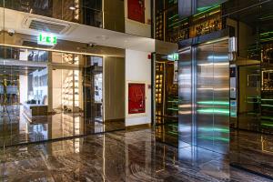 曼谷Frame Hotel Bangkok的大楼的大堂,设有玻璃电梯