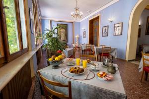 比萨皇家维多利亚酒店的用餐室配有带水果的桌子
