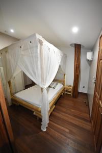 圣安尼Karucoco Lodge的一间卧室配有一张带蚊帐的床