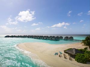 Gaafu Dhaalu AtollNH Collection Maldives Havodda Resort的蓬塔卡纳高级度假村享有海滩的空中景致
