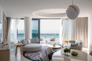 阿布扎比Jumeirah Saadiyat Island Abu Dhabi的海景客厅