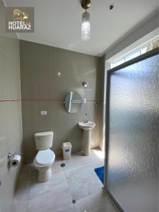 塔克纳HOTEL HUARAZ的一间带卫生间和水槽的浴室