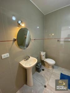 塔克纳HOTEL HUARAZ的一间带水槽和卫生间的浴室