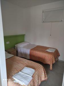 托尔托雷托Villaggio Welcome Riviera d'Abruzzo的两张位于酒店客房的床,配有毛巾