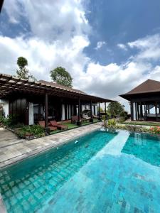 姆杜克Shankara Munduk Bali的别墅前的游泳池