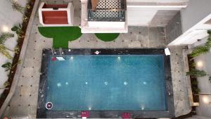 巴加Euphoria Luxury Villa - 5BHK - Private Pool - Jacuzzi, Baga的享有别墅内游泳池的顶部景致