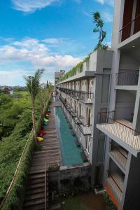 坎古巴厘回音海滩富力酒店的享有带游泳池的大楼的外部景致