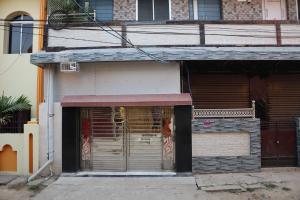 普里Jagannatha Guest House的门前有门的商店