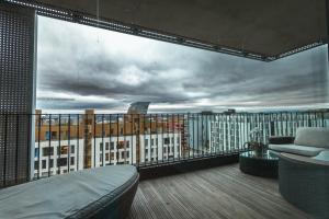 奥斯陆Luxury 3BR apartment at CENTRAL OSLO barcode的客房设有市景阳台。
