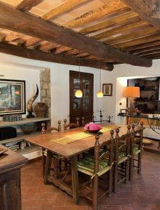 MarlianaMolin Barletta - Nice Holiday House With Private Pool Marliana, Toscana的一间带木桌和椅子的用餐室
