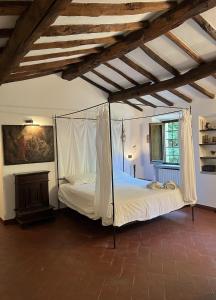 MarlianaMolin Barletta - Nice Holiday House With Private Pool Marliana, Toscana的一间卧室配有一张带蚊帐的床