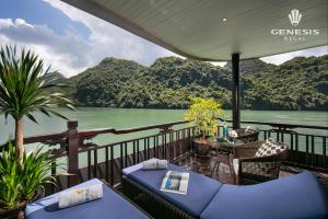 下龙湾Genesis Luxury Regal Cruises的享有水景和山景的阳台