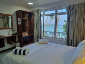 图鲁斯杜巴图塔马尔代夫海浪景观旅馆的一间卧室设有一张床,享有海景