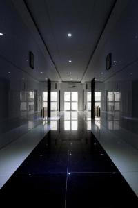 科托努Mosaly Residence Caboma的大楼的走廊,设有大窗户