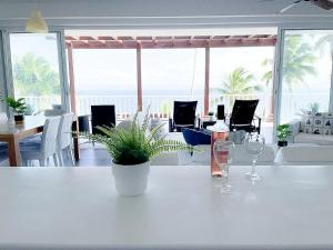圣塔芭芭拉-山美纳Saman - Paradise With A View - Vista Mare的一张带两杯眼镜的白色桌子和一株植物