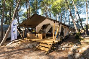 克尔克Easyatent Safari tent Comfort Krk的大型帐篷,配有野餐桌