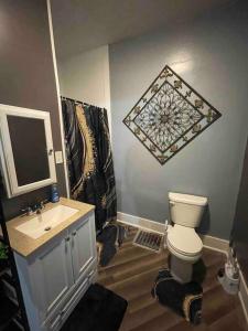 Saint MarysCozy Haven Retreat的一间带卫生间、水槽和镜子的浴室