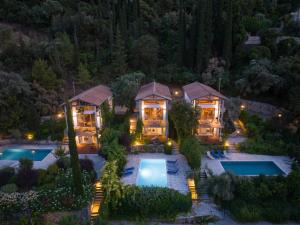 雷夫卡达镇Ionian Dream Villas的享有房子空中景色,晚上有游泳池