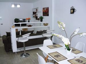 北马马亚-讷沃达里Apartament Sunny Holiday的一间带桌椅和架子的用餐室