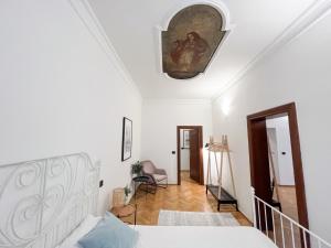 布拉格Best Price & Location - Historic Square Residency的一间白色卧室,配有床和天花板